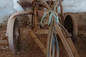 Aratro monovomere con punte e vomeri compresi nel