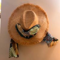 👒 Cappello falda larga in rafia con foulard
