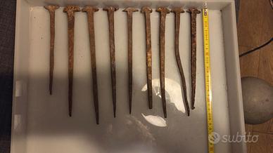Lotto di 9 chiodi antichi