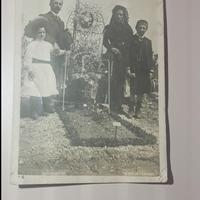 Antica foto davanti ad una tomba