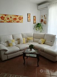 Divano e parete attrezzata