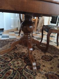 tavolo tondo allungabile con sei sedie