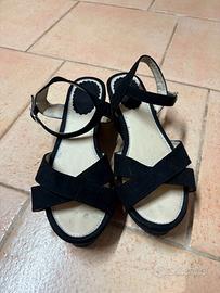 Sandalo con zeppa nero