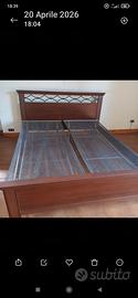 letto ,comodino, settimino, comò e specchio 