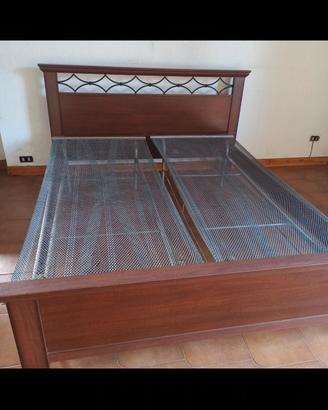 letto ,comodino, settimino, comò e specchio 