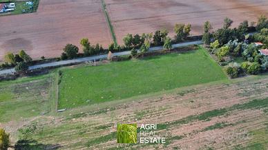 Terreno agricolo 8.000 mq fronte strada con pozzo