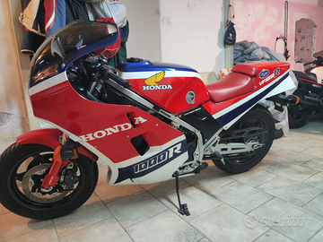 Honda VF 1000 R