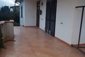 villetta indipendente con capannone e terreno 
