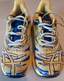 scarpe da tennis e passeggio