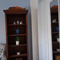 libreria e piattaia con sportelli