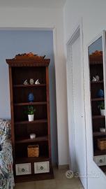 libreria e piattaia con sportelli