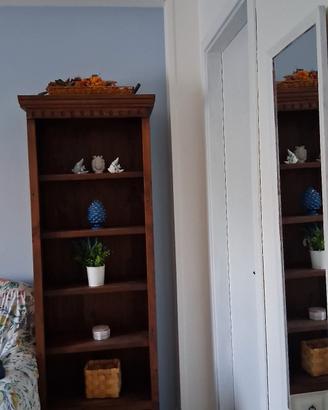 libreria e piattaia con sportelli