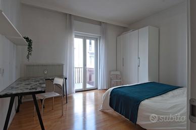 Ampia singola in via Rosmini, con balcone