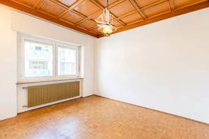 Trilocale da ristrutturare con tre Garage a Bressa