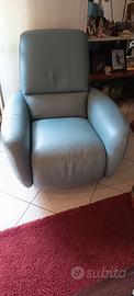Divano in pelle colore azzurro carta da zucchero