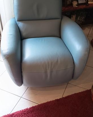 Divano in pelle colore azzurro carta da zucchero