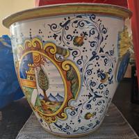 Grande vaso dipinto a mano con dettagli in rilievo