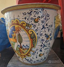 Grande vaso dipinto a mano con dettagli in rilievo