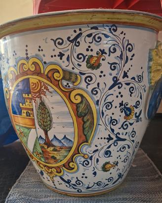 Grande vaso dipinto a mano con dettagli in rilievo