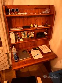 Scrivania rustica in legno con libreria