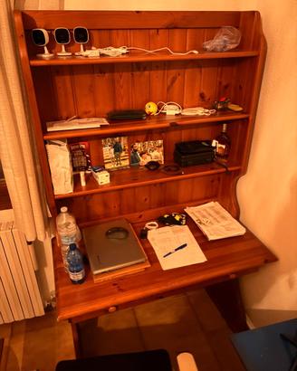Scrivania rustica in legno con libreria