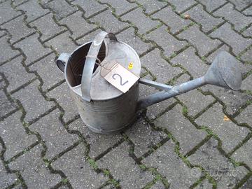 annaffiatoi antico in lamiera 