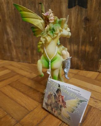 Statuette di fata a cavallo con ali