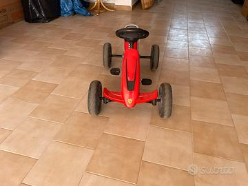 Kart a pedali per bambini marca Ferrari