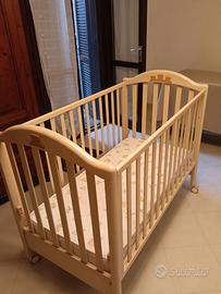 Lettino in legno per bambino con materasso