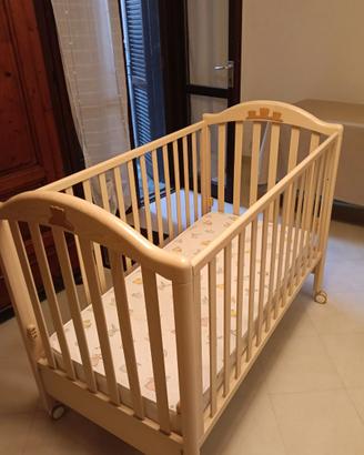 Lettino in legno per bambino con materasso