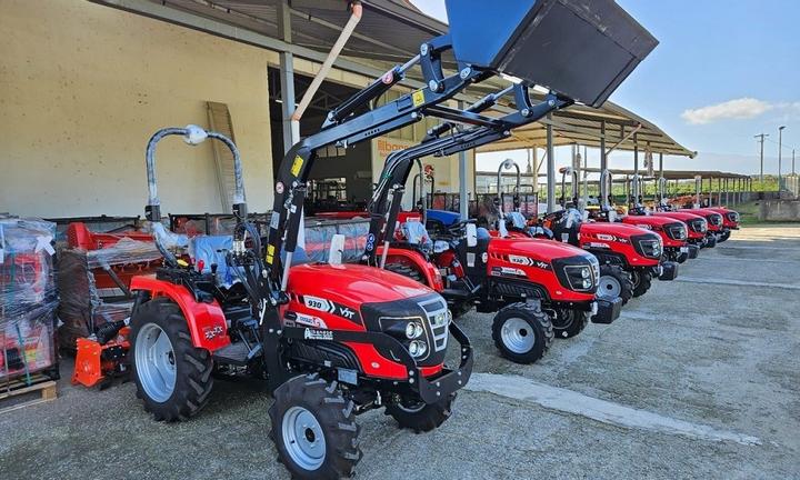 Trattore NUOVO Cosmo Vst 930 con caricatore front