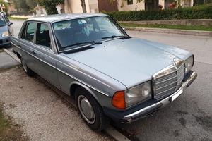 Mercedes Tre Volumi (W123) 200 Metano