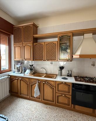 Cucina lineare + credenza/cristalliera