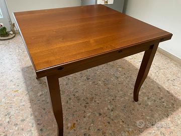 Tavolo in legno completo di sedie