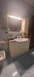 Mobile bagno con accessori 