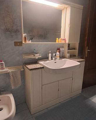Mobile bagno con accessori 