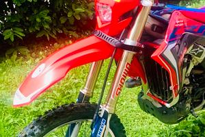 Moto Honda CRF450R targato