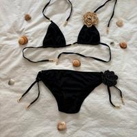 Bikini Nero con elementi decorativi.