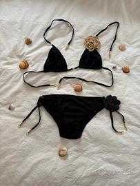 Bikini Nero con elementi decorativi.