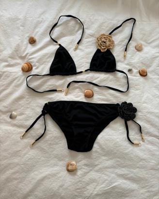 Bikini Nero con elementi decorativi.