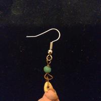 Orecchino con piccolo gnometto in ceramica