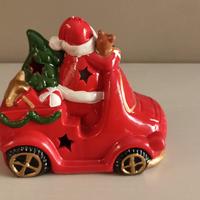 Babbo Natale su macchina rossa