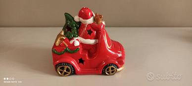 Babbo Natale su macchina rossa