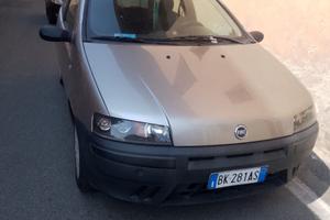 Auto marciante molto usurata