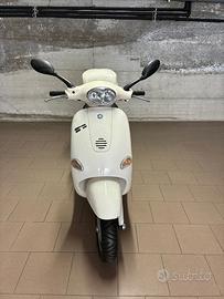 Vespa 125 ET4 bianca