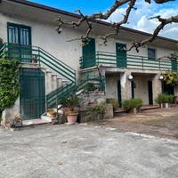 Proprietà panoramica con due abitazioni e terreno