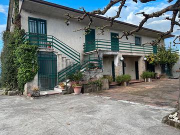 Proprietà panoramica con due abitazioni e terreno