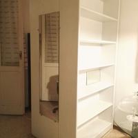 Mobile separa ambiente composto da libreria, menso