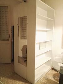 Mobile separa ambiente composto da libreria, menso