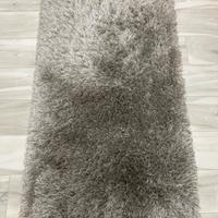 Tappeto pelo lungo grigio argento